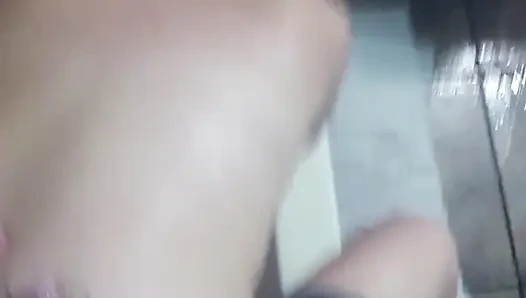 Evli kadının duşta sikişiyor