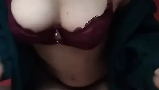 amatör minyon kız tarafından yapılan şehvetli dans ve striptiz