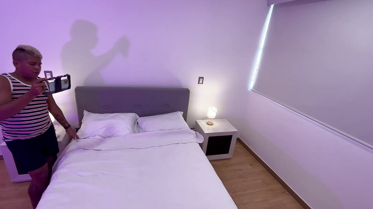 Üvey anne aynı yatağı paylaşıyor ve anal seks yapıyor. Kamera arkası