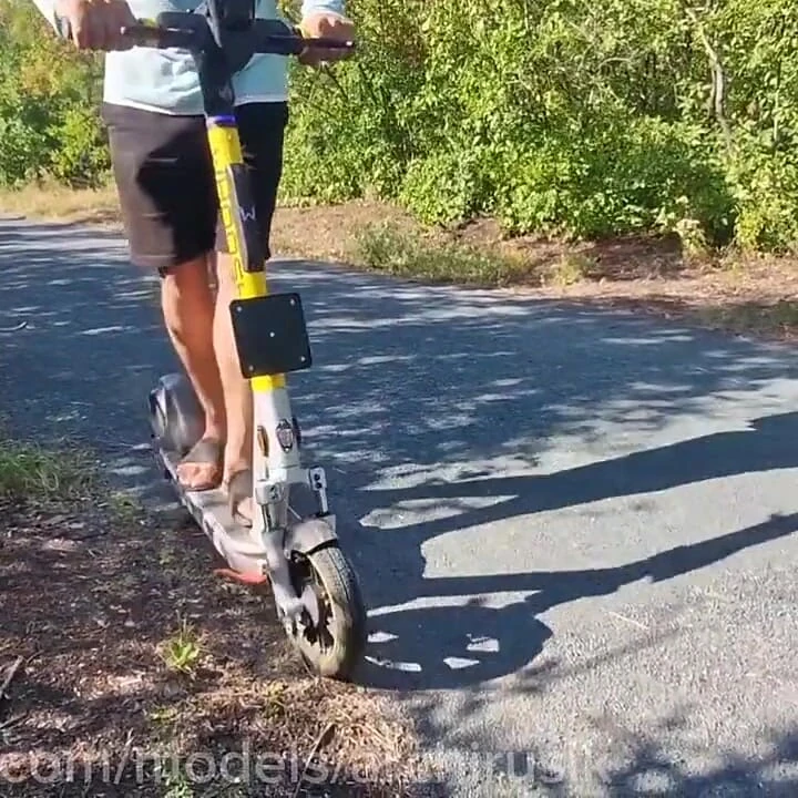 Ateşli seyir tuvaleti femboy ve yoldan geçen bir baba scooterda, döl çeşmeleri!