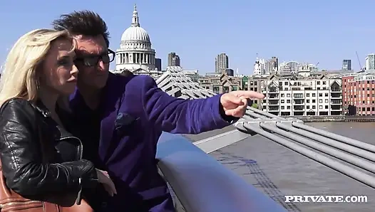 Karlie Simon şişman bir yarağa vahşi bir amcık biniyor