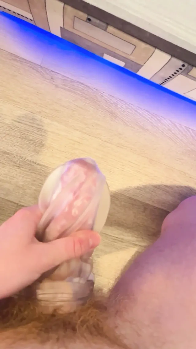 Büyük yaraklı twink seks oyuncağı fleshlight ve büyük 21 cm dildo ile sert boşalıyor