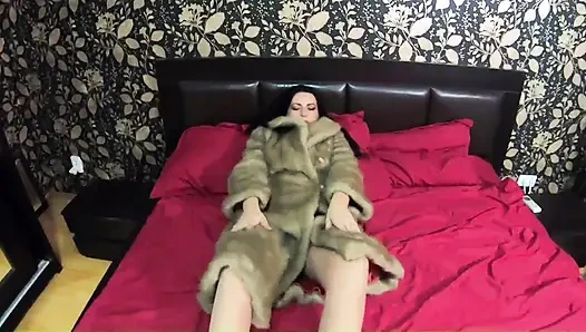 Игра со спермой в шубе и колготках с минетом, фантазия с подарком моего босса