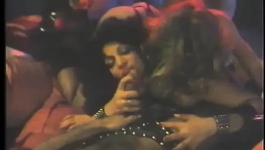 Seksi fahişeler iyi sürtükler gibi dizlerinin üzerinde yarak emiyor