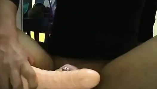 Meksikalı kadın kılıklı kadın kılıklı kadın sissygasm'a kadar bekaret kemeri içinde klitorisinde vibratör kullanıyor