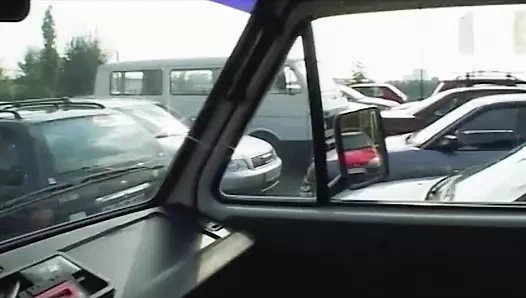 Büyük titted Alman bayan hoş bir horoz içinde the arka arasında the araba