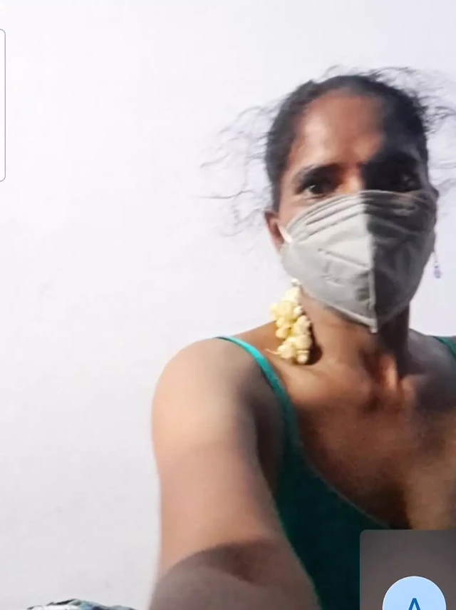 Тамильская тетушка наслаждается видеозвонком