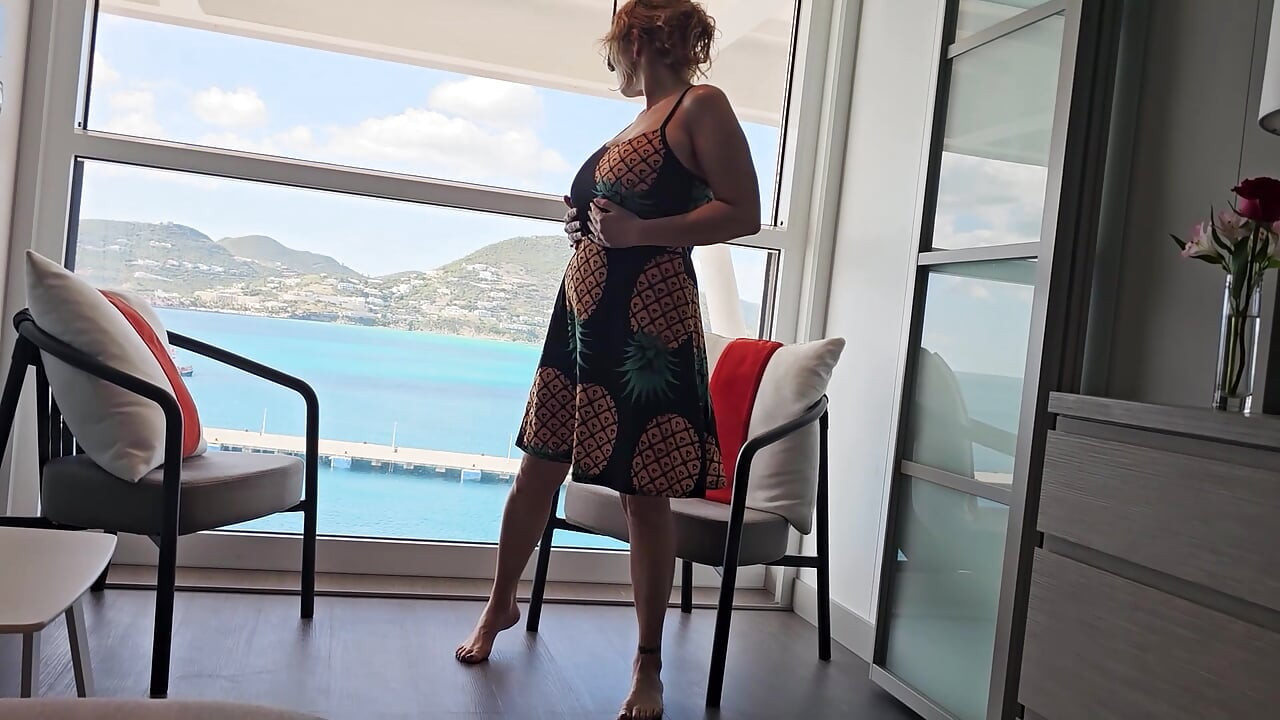 İri göğüslü teşhirci üvey anne yolcu gemisi balkonunda parmaklıyor ıslak amcık - olgun sahibe perşembe boşalmasını izle
