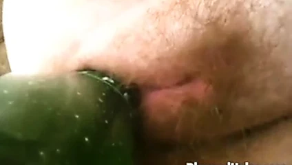 azgın sürtük alır bir şişe içinde ona KEDİ