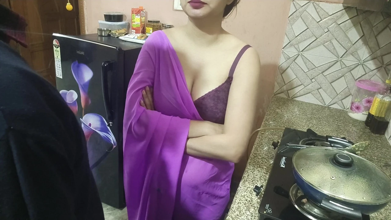 देसी भारतीय सौतेली मम्मी अपने सौतेले बेटे विवेक को उसके जन्मदिन पर सरप्राइज करती है - हिंदी में गंदी बात