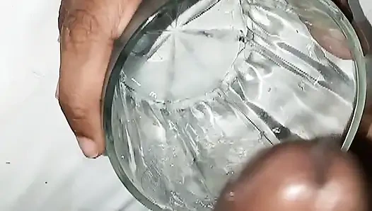 Hintli kız erkek arkadaşı tarafından sert sikiliyor ve bardakta döl içiyor