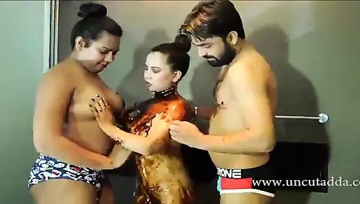 Chocolate se sari body ko yalıyor kiya fir chuda