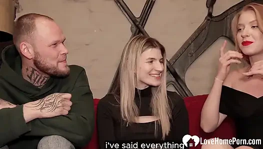 Kız arkadaşımın üvey kız kardeşi harika bir üçlü seks için bize katılıyor