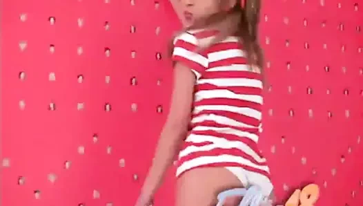 Ellie solo mastürbasyon için soyunuyor