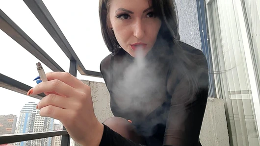 Dominatrix seksi bir şekilde sigara içiyor ve sana duman üflüyor