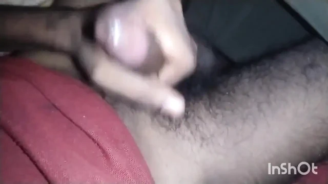 Грязный мальчишка мастурбирует по ночам из Индии