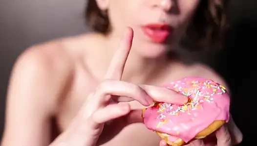 Çörek yiyor ve boşalıyor