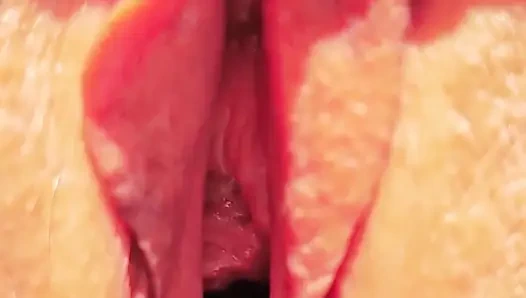 Azgın olgun süper yakın çekim geniş açık amcığını gösteriyor.