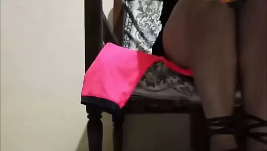 Üvey kız cadılar bayramında kayınpederini ziyaret eder ve ona yoğun bir romantik seks gecesi verir