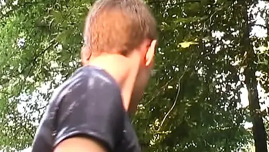 Çarpıcı Alman genç kız ormanda sikiliyor ve götüne boşaltıyor