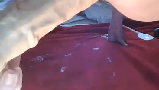 Yakın çekim - deliğe büyük bir yapay penis koyarak