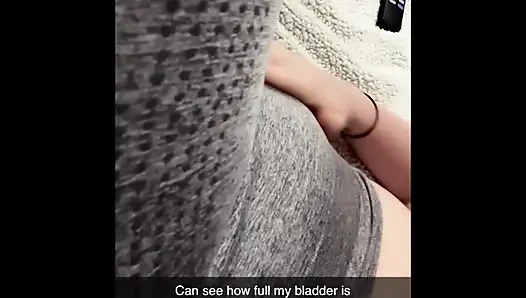 Boşalarak tüm idrar kesemden dikkatimi dağıtmaya çalışıyorum ama sıkı taytıma işiyorum