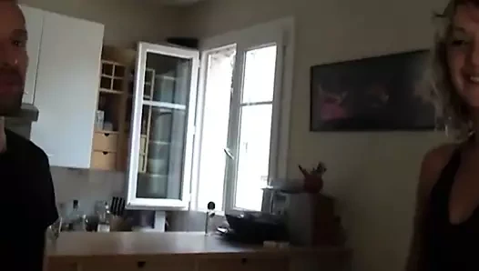 Une blonde MATURE se fait culbuter dans un gang bang