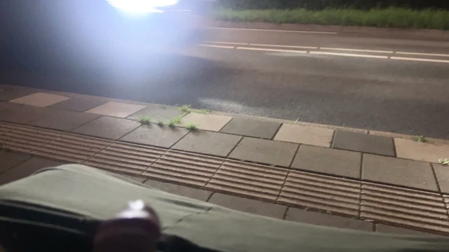 Otobüs durağında penis oynatmak