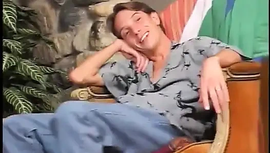 Büyük memeli çarpıcı esmer piliç küçük kanepede anal seks yapıyor