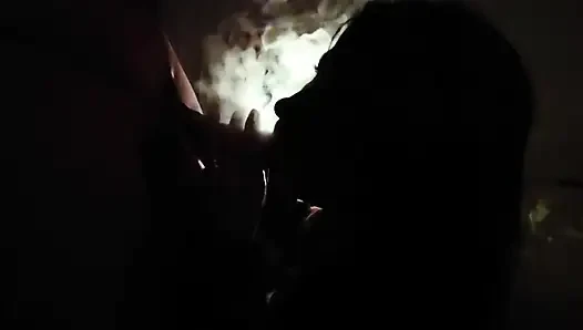 Karanlıkta sigara içen oral seks