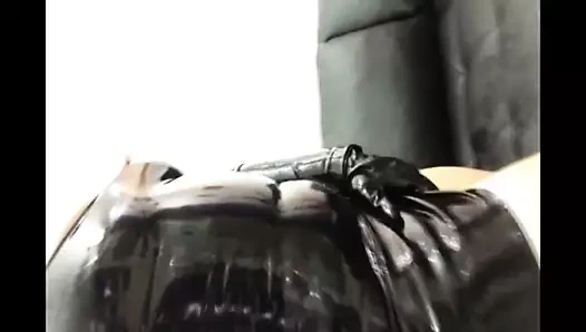 Mastro Lorenzo'nun lateks sürtüğü olmayı seviyorum