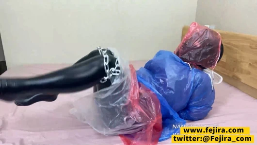 Fejira com plastik yağmurluk ve zincir esaret oyunu