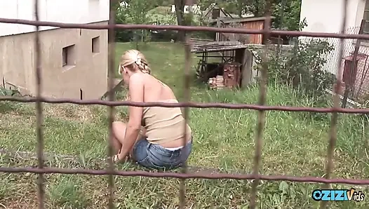 Kıskanç kocasından kaçan seksi sarışın tahrik edici bir dörtlü sekse girdi