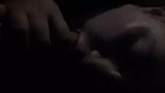 Tombul sürtüğüm yarağımı emiyor