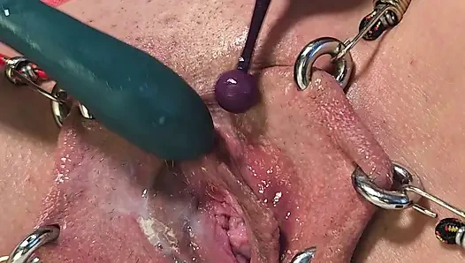 Orgasme dégoulinant de creampie de ma chatte percée