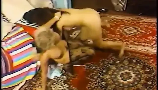 Kızıl saçlı güzel esmerle yerde güreşiyor