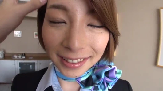 Olgun bir adam ve baştan çıkarıcı bir kabin görevlisi