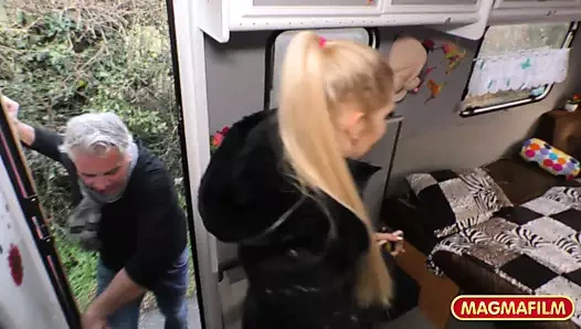 Minibüste sarışın cüruf yeme şaft