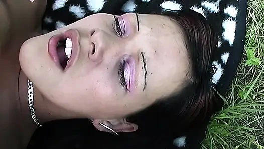 Ateşli Lezbiyenler Göl Ve Yatakta Amcık Yalıyor