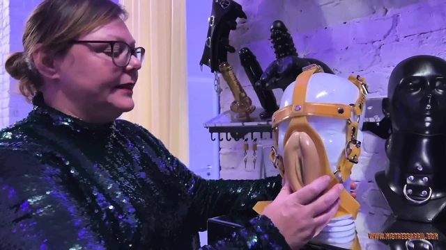 Dominatrix sahibe April - zindan girişi