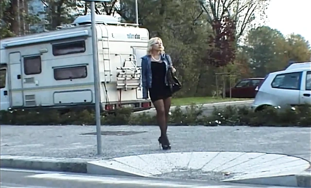 Seksi siyah çoraplı nefes kesen sarışın orta yaşlı seksi kadın sert sikiliyor