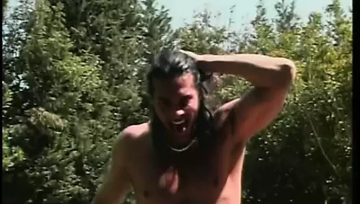 Asılı beyaz damızlık salonlar dışında süre Başlarken onun horoz emdi tarafından dik bebek