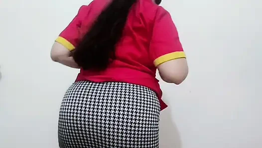 Oxxo kız çıplak soyunuyor ve tüm kıyafetlerini çıkarıyor ve kamera önünde büyük götünü ve vajinasını gösteriyor