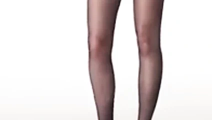 Çoraplarda gösteriş yapan bir çift harika bacak