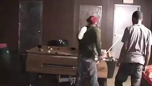 Zavallı adam azgın zenci adamlar tarafından kabaca grup seks yapıyor