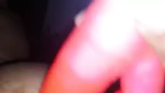 Oyuncağıyla o kıçın üzerinde oynuyor