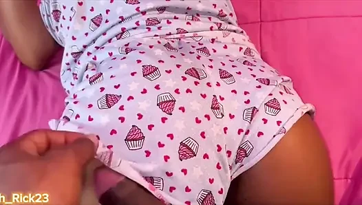 Üvey üvey kız kardeşimin uzandığını gördüm ve dayanamadım