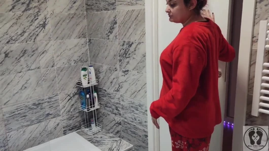 Normal bir duşdan önce sidik altın duşta yüzüme işiyorum