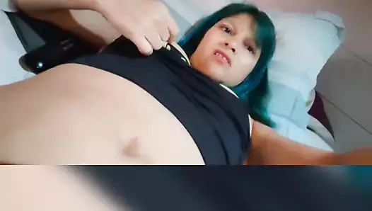 Evli kadın kendine dokunarak çıkıyor