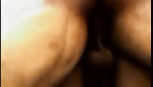 Şişman götlü zenci hatun tüm deliklerini yatakta sert siktirmeyi seviyor